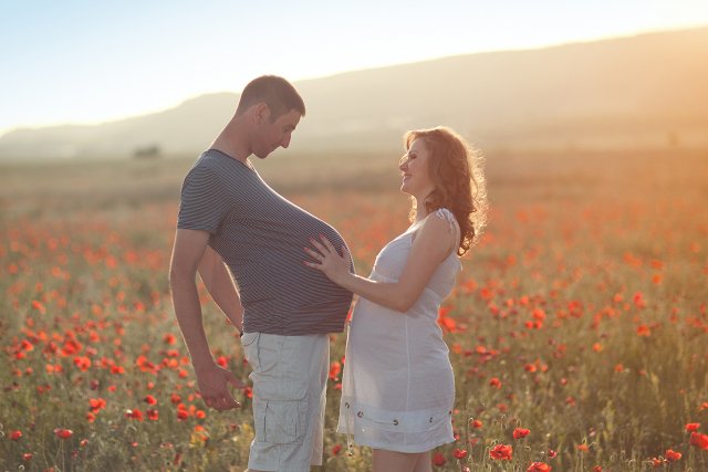 Panowie coraz bardziej angażują się w ciążę partnerki. Do tego stopnia, że sami chcą już rodzić.