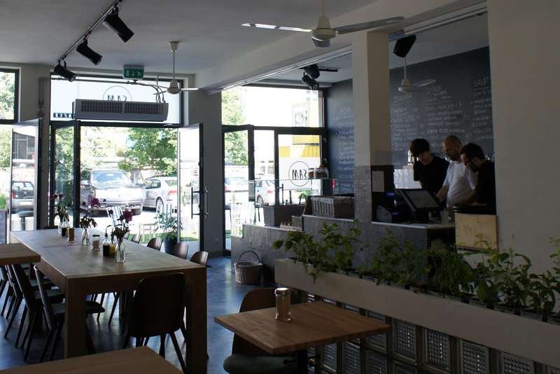 Wspólny stół w warszawskiej kawiarni SAM