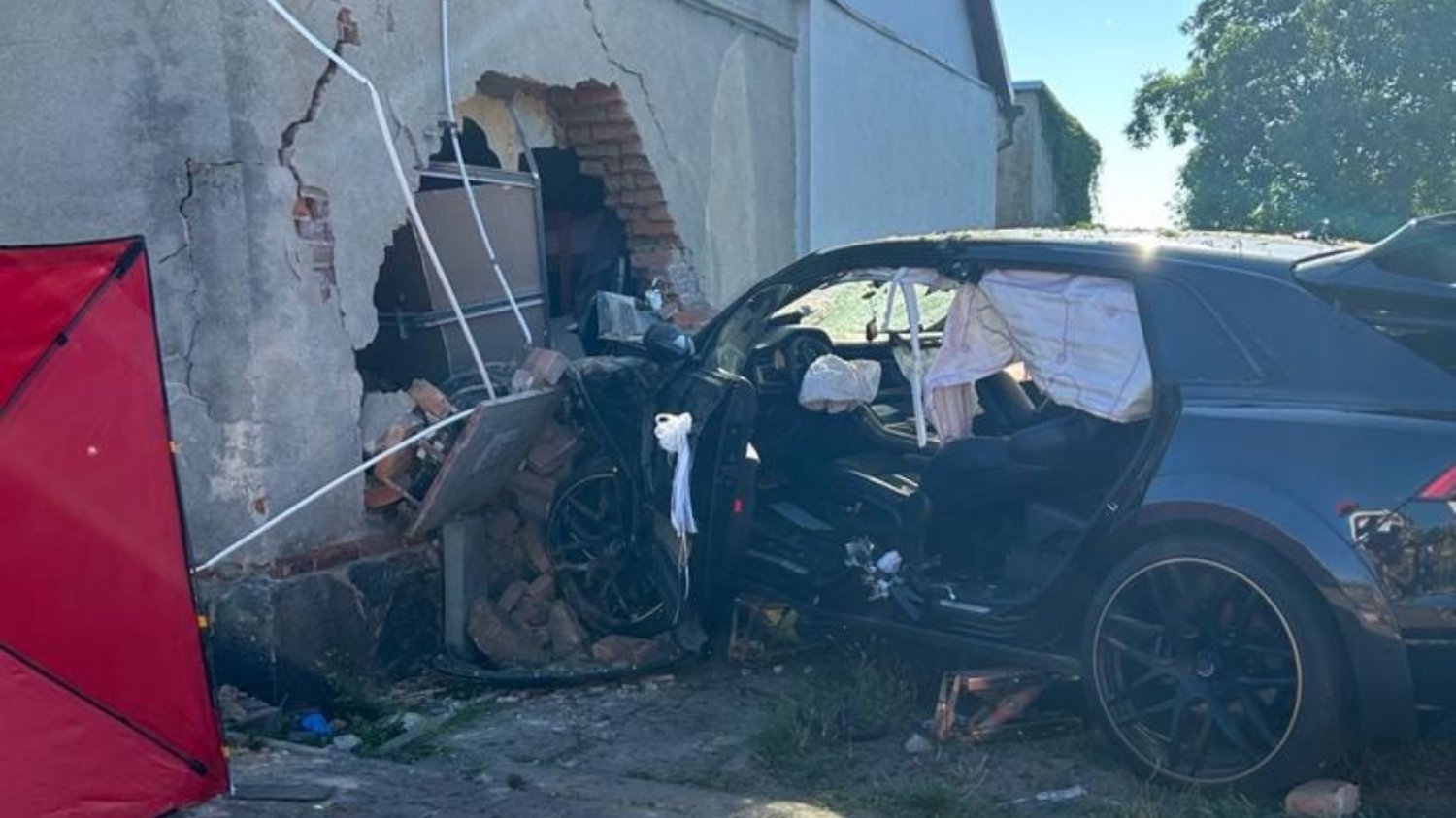 Samochód wjechał w ścianę domu w Dolicach pod Szczecinem