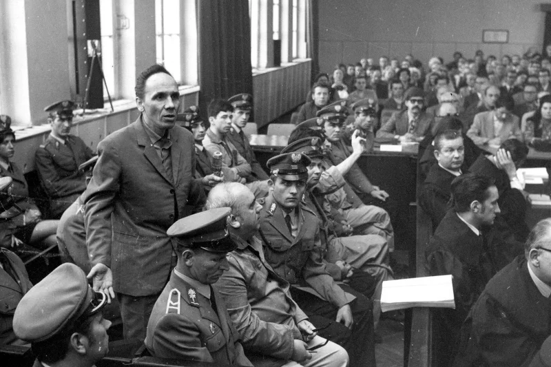 Katowice wrzesień 1974. Proces Zdzisława Marchwickiego - "Wampira z Zagłębia".  Na zdjęciu I rząd - brat Zdzisława Marchiwckiego , Jan Marchwicki (2L), II rząd drugi brat Henryk Marchwicki i siostrzeniec Zdzisław Flak (3L)