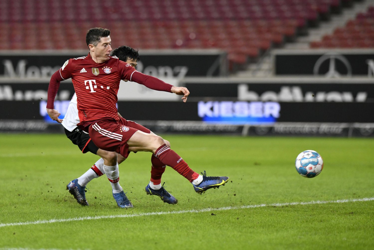 Robert Lewandowski dwa razy trafił do bramki VfB Stuttgart i znów zapisał się w historii Bundesligi