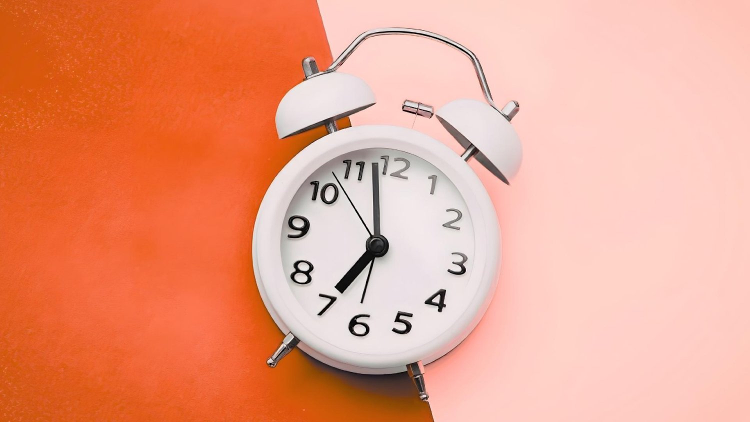 Zmiana czasu w letni znów kradnie nam noc. I nikt nie potrafi tego zatrzymać