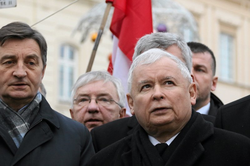 - Będzie prawda, nie będzie kłamstwa smoleńskiego - zapewniał znów Jarosław Kaczyński na 75-tej miesięcznicy. Na zdjęciu z pierwszej w tym roku. Odchody miesięcznic przerodziły się w święto państwowe.