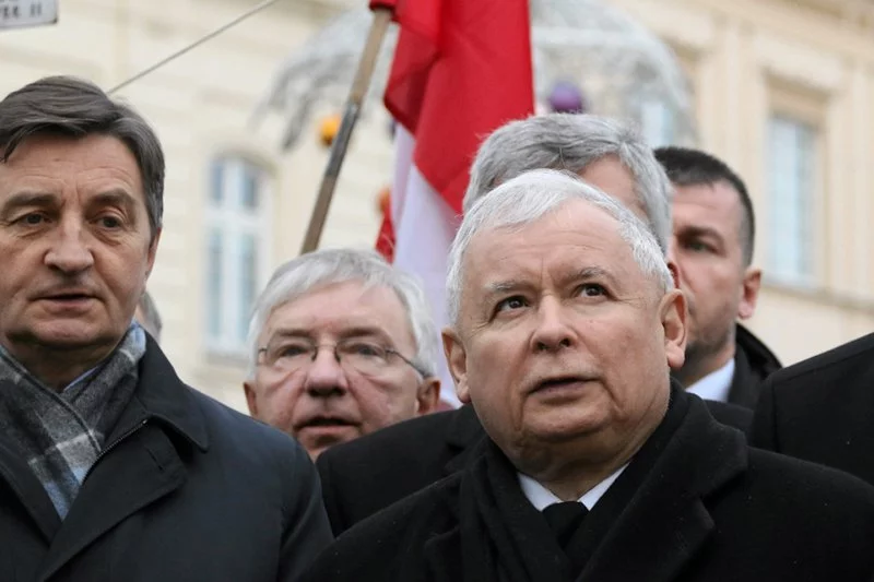 - Będzie prawda, nie będzie kłamstwa smoleńskiego - zapewniał znów Jarosław Kaczyński na 75-tej miesięcznicy. Na zdjęciu z pierwszej w tym roku. Odchody miesięcznic przerodziły się w święto państwowe.