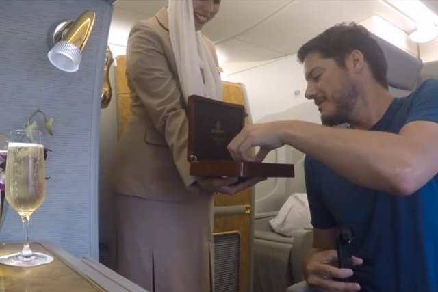 Obsługa pokładowa rozpieszczała bogatego pasażera drogimi trunkami i słodyczami