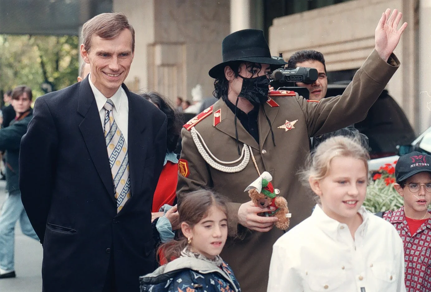 Michael Jackson z ówczesnym prezydentem Warszawy Marcinem Święcickim.