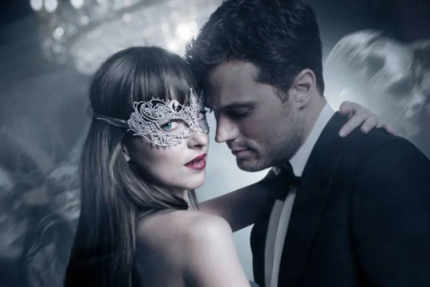 Facet zachwyca się pupą filmowej Anastazji? Niepotrzebnie się denerwujesz. Dakota Johnson miała dublerkę. W filmie nie brakuje smagania pejczem po pośladkach, a aktorka ma wrażliwą skórę.