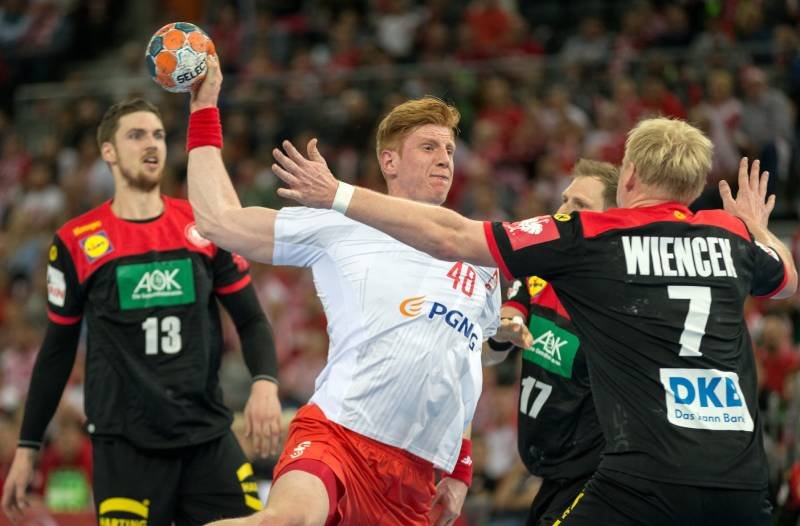 W następnej fazie turnieju Polska zagra m.in. z Niemcami. Transmisja MŚ w piłce ręcznej w TVP? Komentarz Szkolnikowskiego.