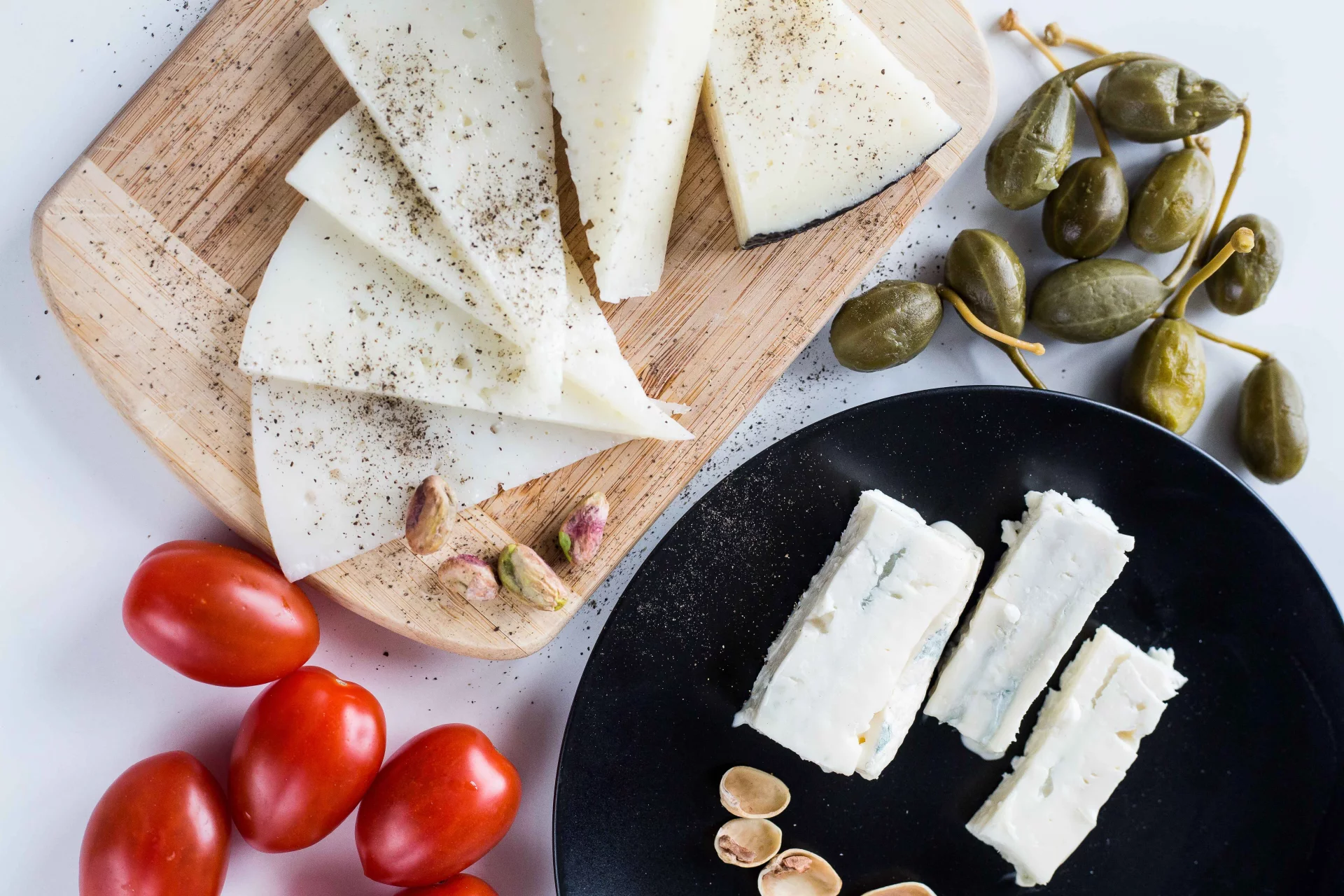 Włoska gorgonzola z Biedronki i dojrzewające sery hiszpańskie z Lidla.