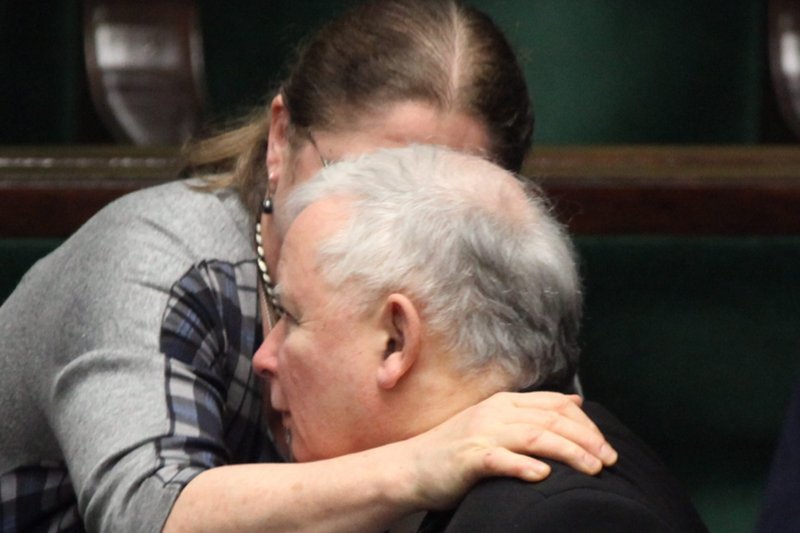 Krystyna Pawłowicz od rana broni już Jarosław Kaczyńskiego i już obraża posłanki opozycji.