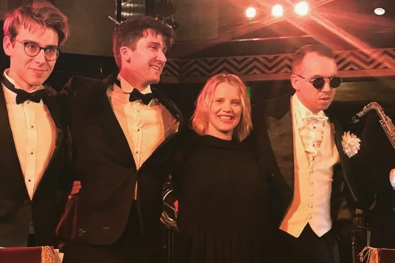 Joanna Kulig wybiera zabudowane kreacje, tymczasem odpowiedni dekolt wyszczupliłby jej sylwetkę