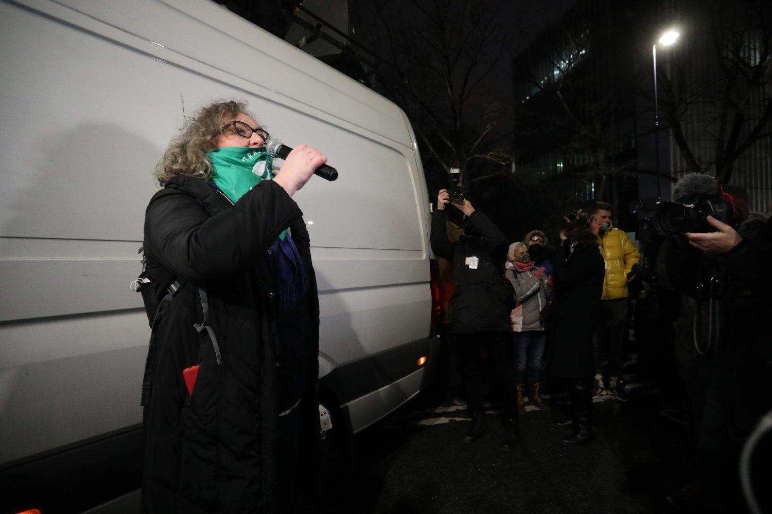 Marta Lempart protestująca przed siedzibą Trybunału Konstytucyjnego