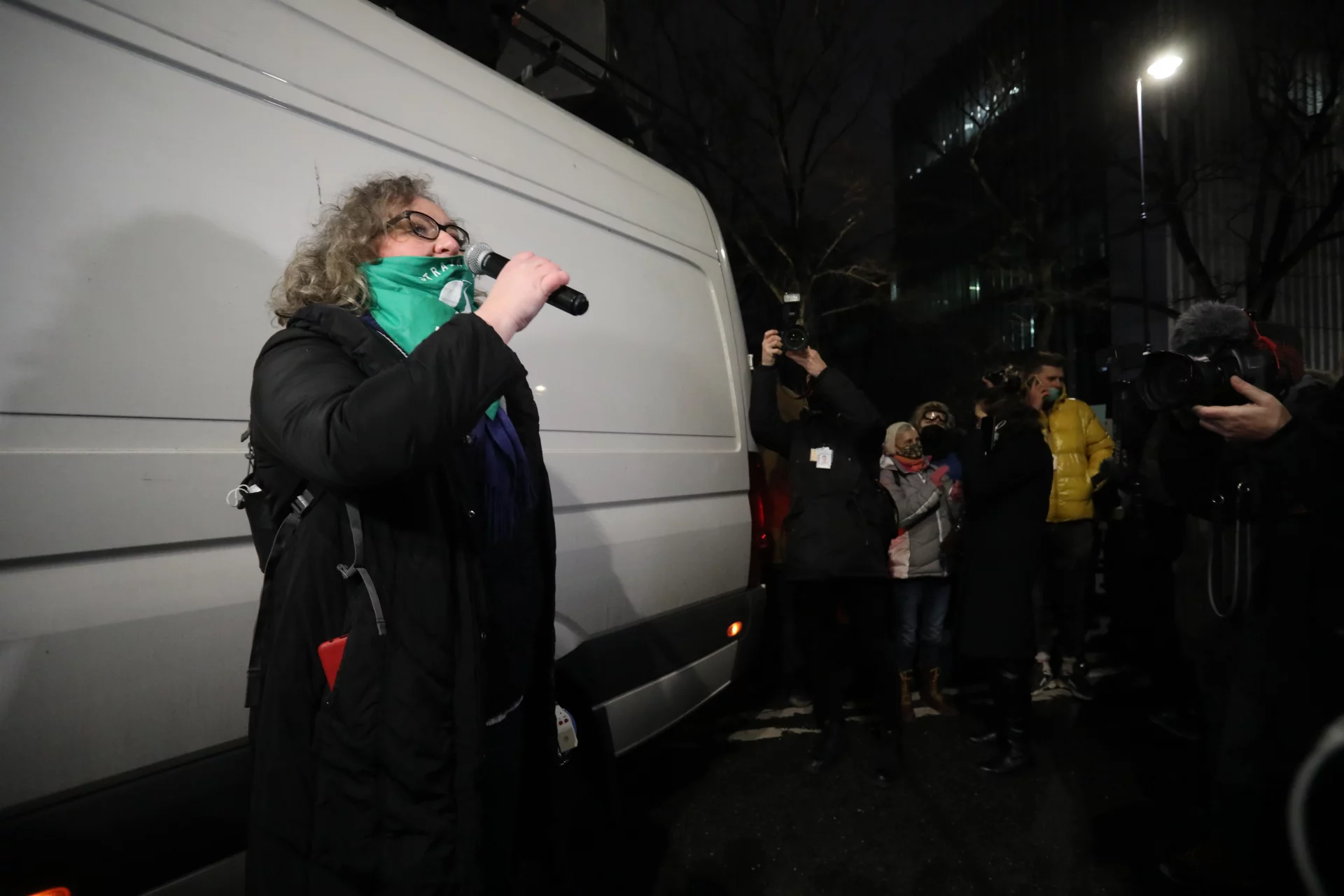 Marta Lempart protestująca przed siedzibą Trybunału Konstytucyjnego