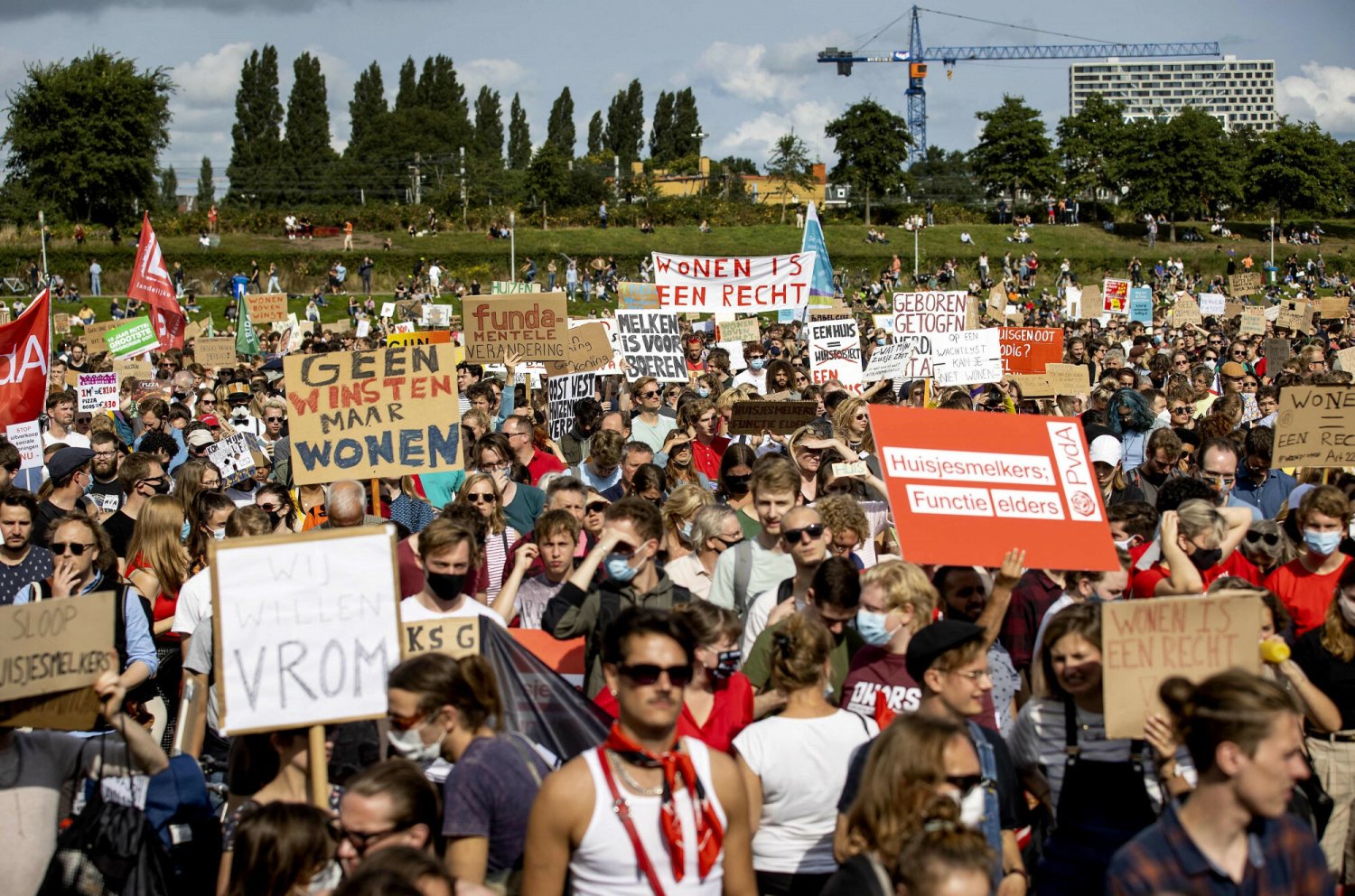 Holendrzy protestują przeciwko rządowi. Mają dość absurdalnych restrykcji.