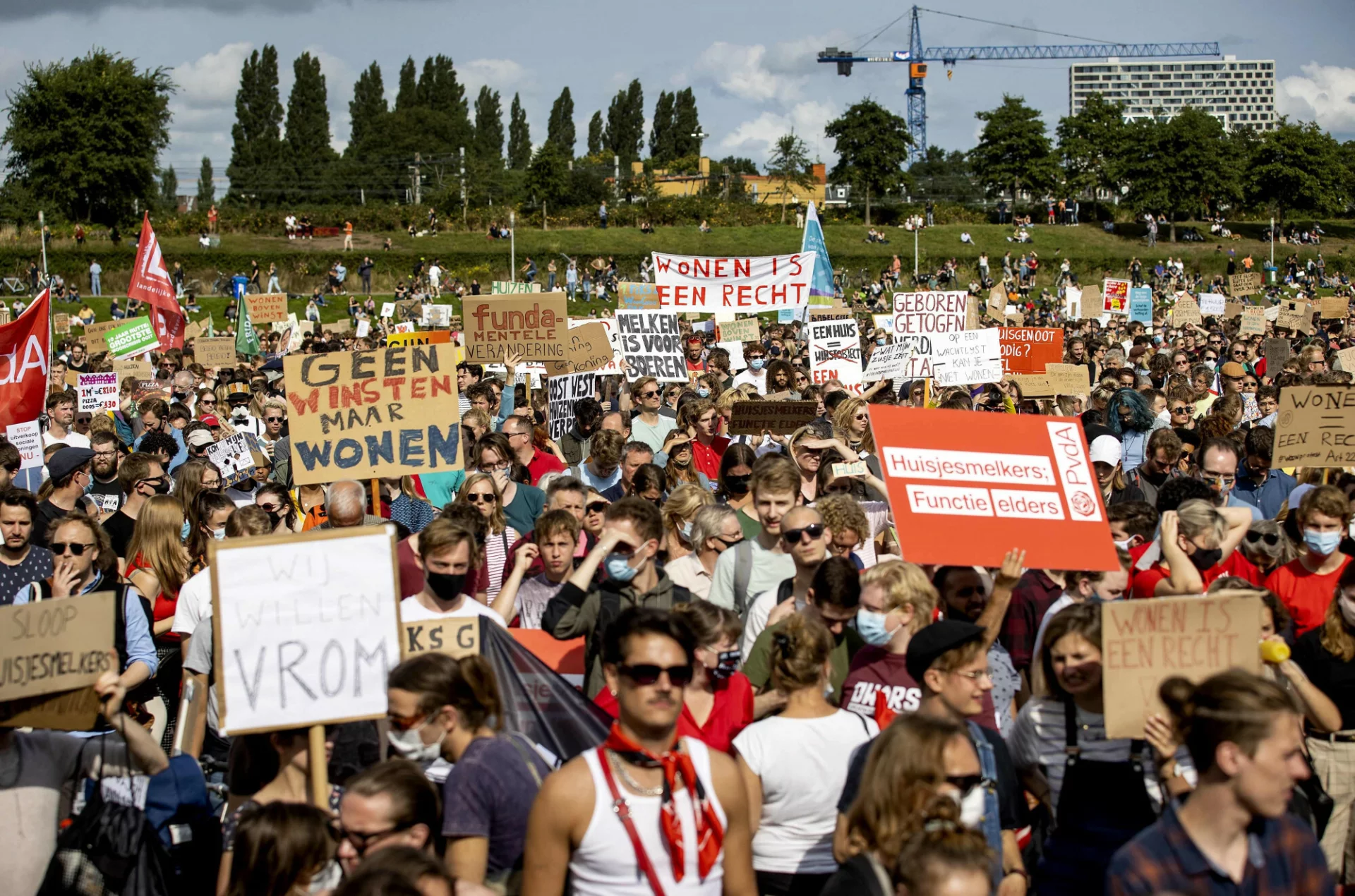 Holendrzy protestują przeciwko rządowi. Mają dość absurdalnych restrykcji.