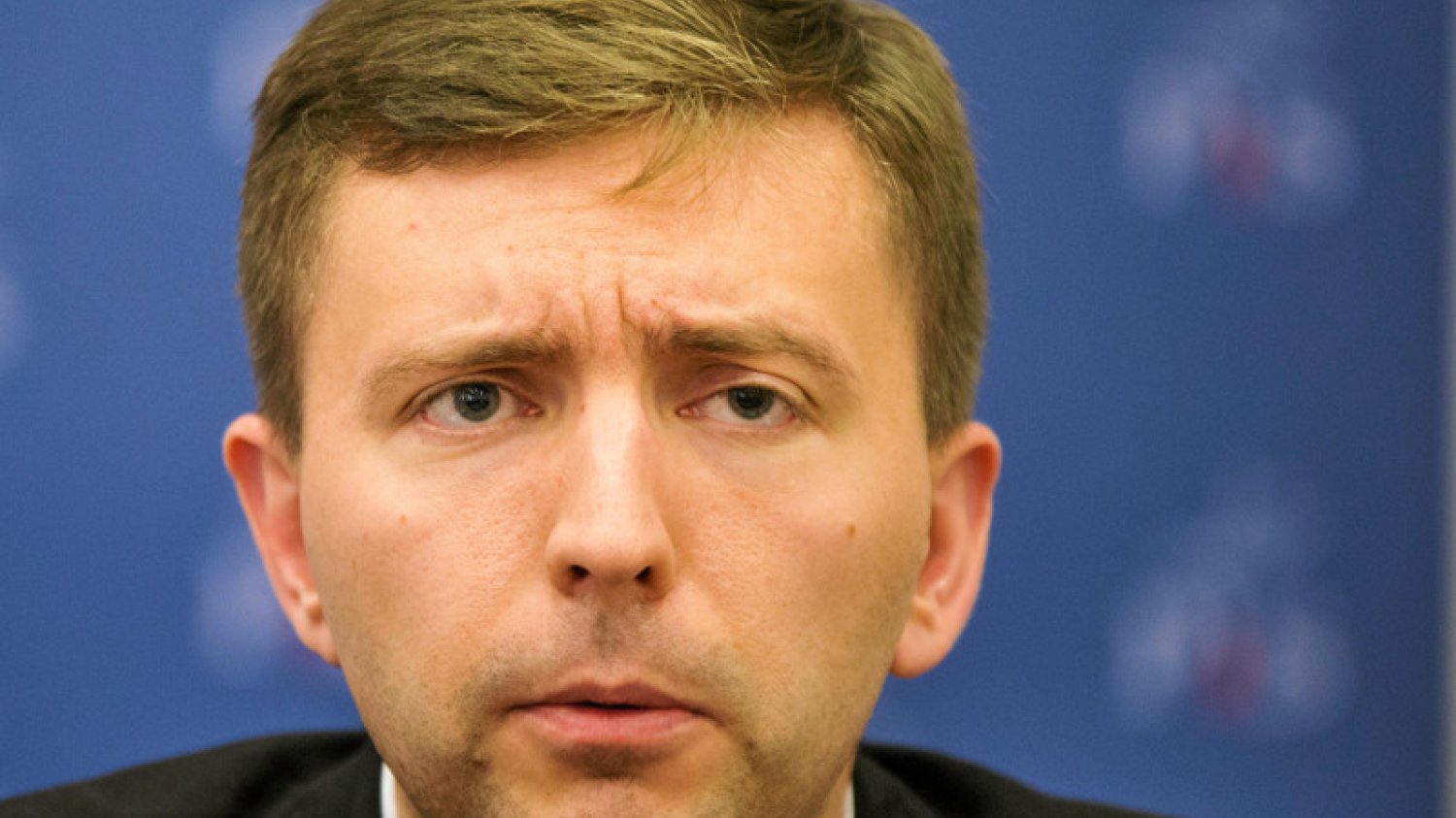 Poseł PiS Łukasz Schreiber pokazuje "praktyki Totalnej Opozycji". Na drzwiach do jego biura ktoś napisał – "Konstytucja".