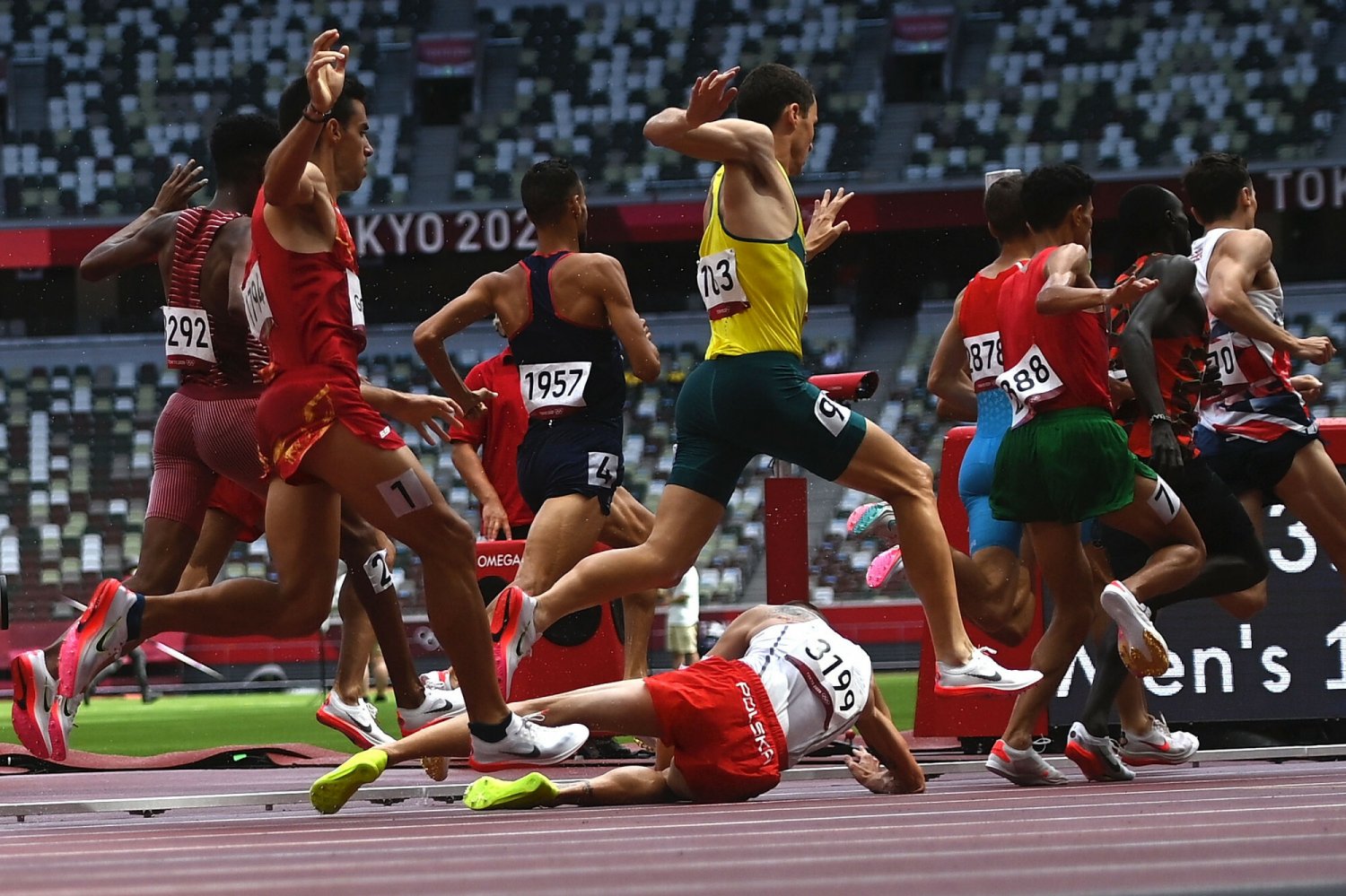 Marcin Lewandowski upadł w eliminacjach, ale sędziowie dopuścili go do startu w półfinale