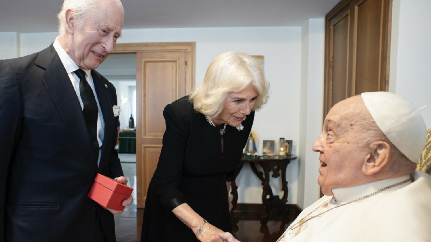 Król Karol III zareagował na śmierć papieża Franciszka. Wskazał jedną pocieszającą rzecz Papież Franciszek nie żyje. Król Karol III reaguje na śmierć głowy Kościoła