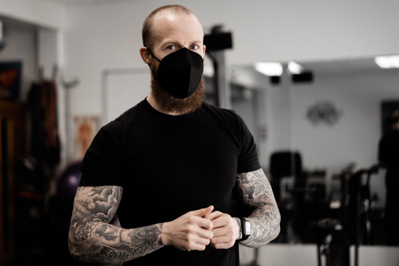 Najbardziej odjechane, pandemiczne tatuaże. Oni naprawdę upamiętnili na ciele COVID-19!