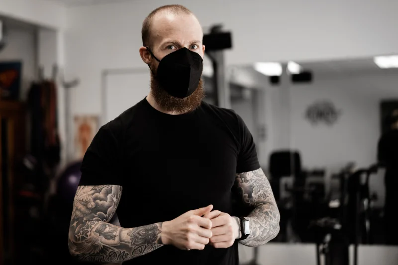 Najbardziej odjechane, pandemiczne tatuaże. Oni naprawdę upamiętnili na ciele COVID-19!