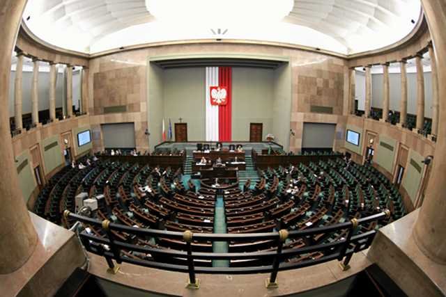 Puste krzesła w trakcie zapytań poselskich