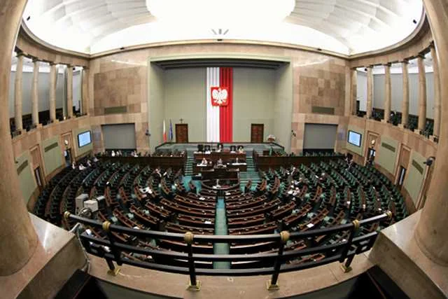 Puste krzesła w trakcie zapytań poselskich