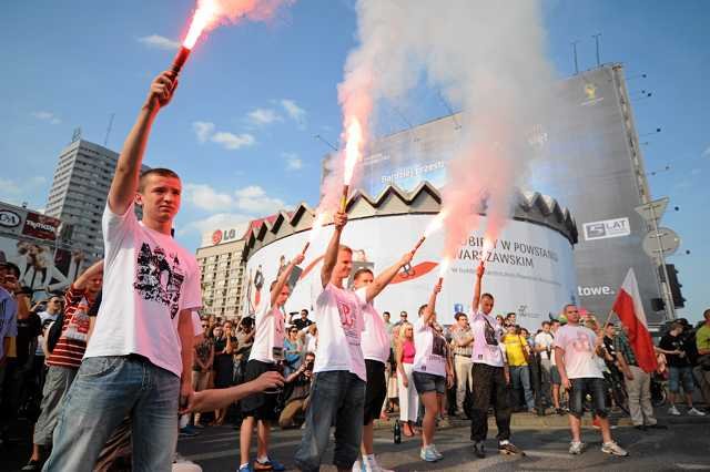 Kibice Legii z flarami o 17.00 pierwszego sierpnia na Rondzie Dmowskiego w Warszawie