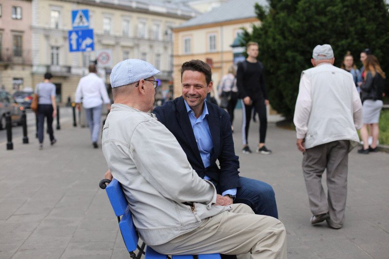 Pod wpisem Rafała Trzaskowskiego wybuchł spór o istnienie Uniwersamu na warszawskim Grochowie.
