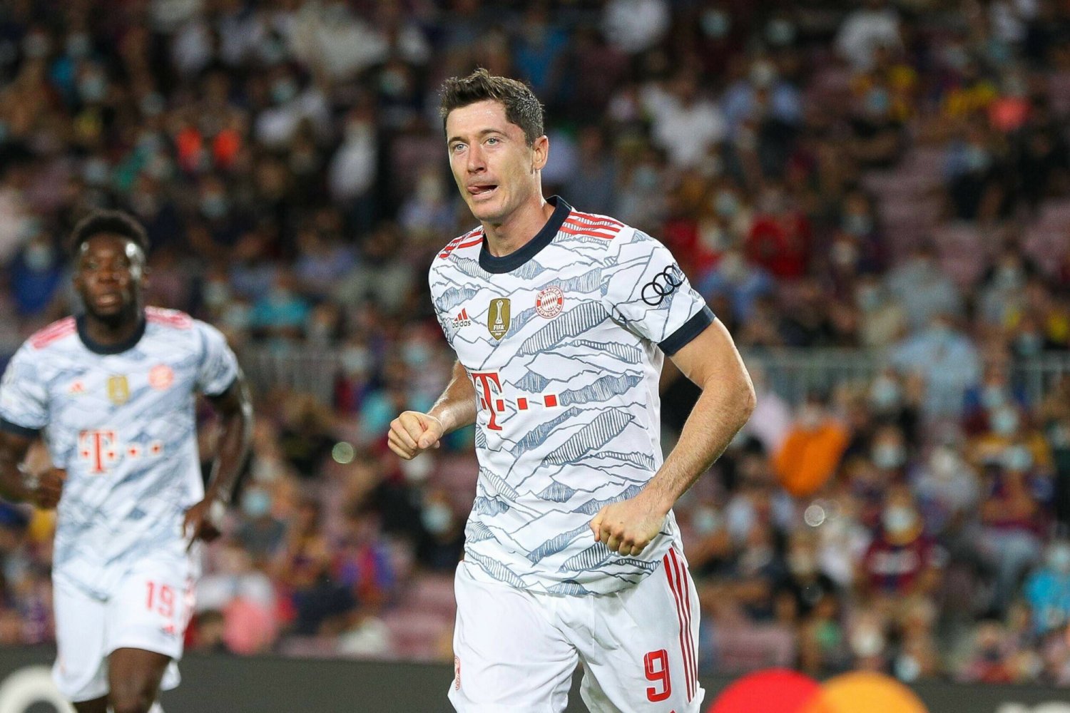 Robert Lewandowski jest już dogadany z Barceloną, teraz musi uzyskać zgodę Bayernu Monachium na transfer