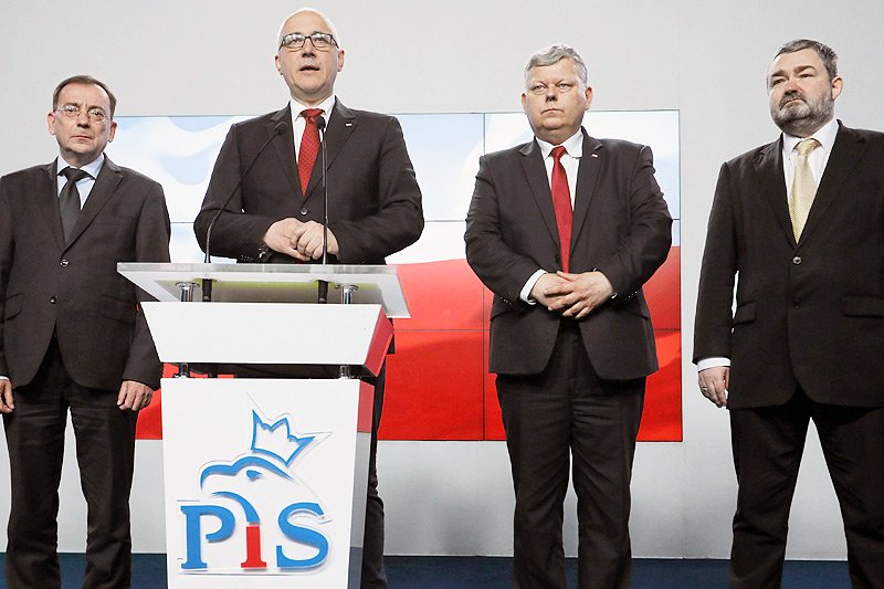 Partyjna komisja powołana w celu zbadania kariery Bartłomieja Misiewicza uznała, iż 27-letni pupil Antoniego Macierewicza nie ma kwalifikacji do pracy w administracji publicznej.