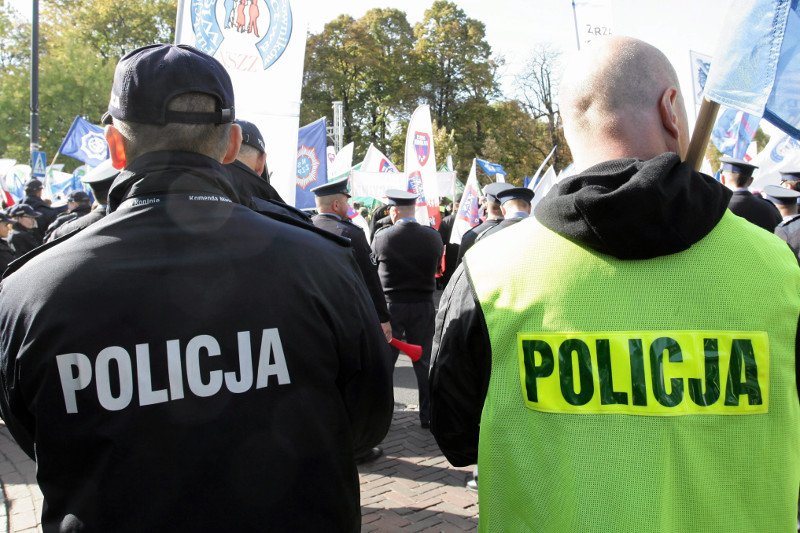 Byli mundurowi skarżą się na skutki tzw. ustawy dezubekizacyjnej. Nazywają ją ustawą represyjną.