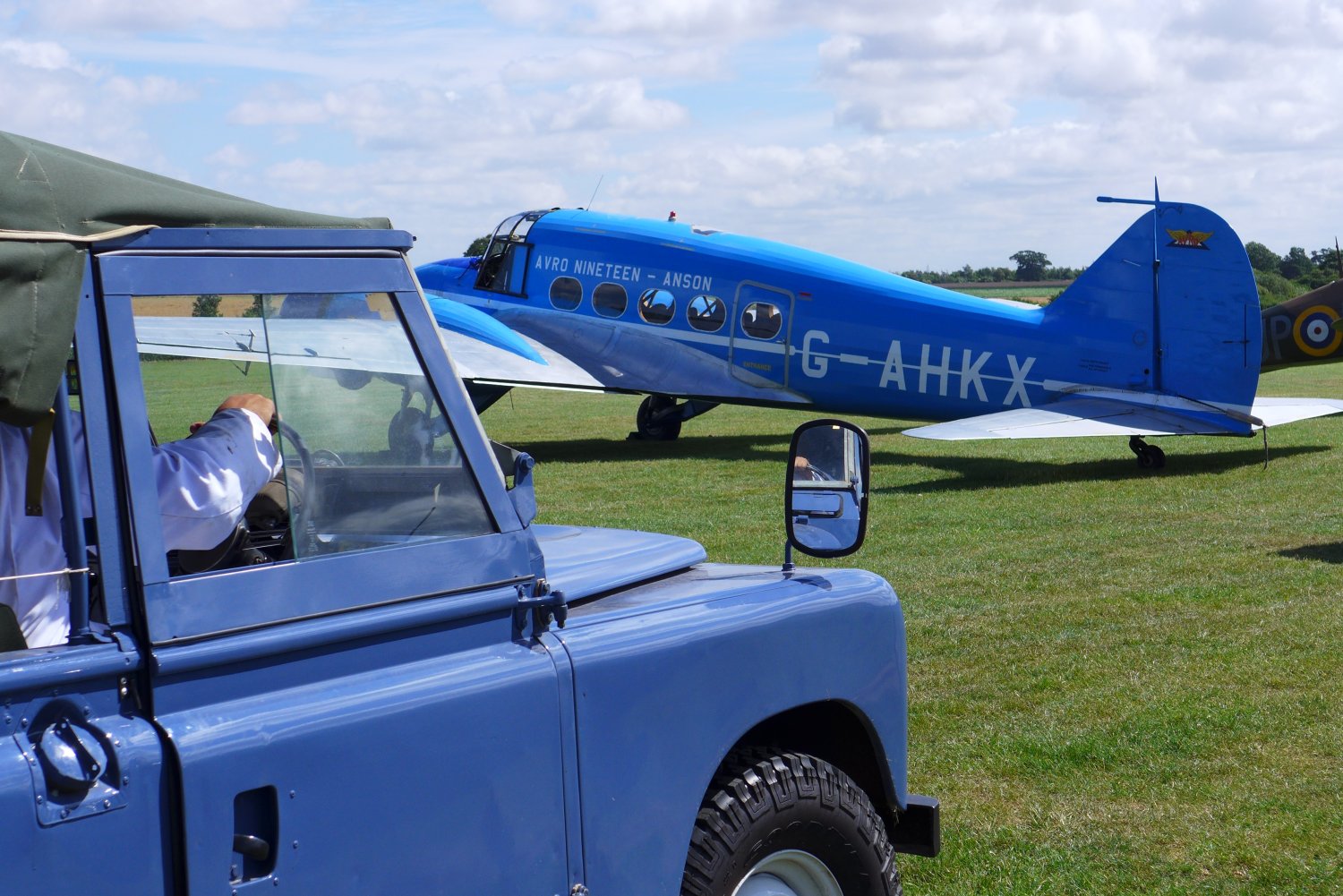 Avro Anson i Land Rover na lotnisku w Old Warden