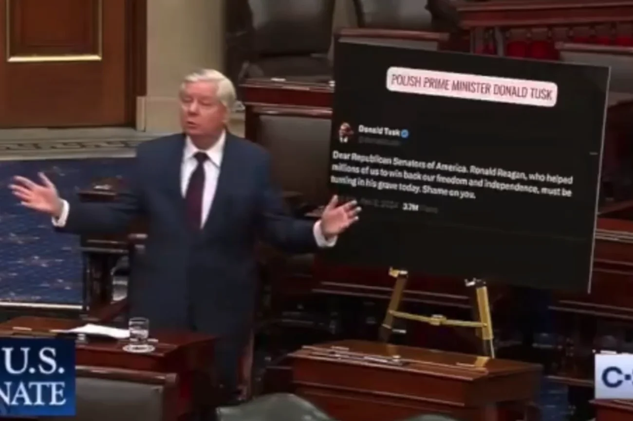 Amerykański senator skomentował wpis Donalda Tuska. Przyniósł planszę do Kongresu