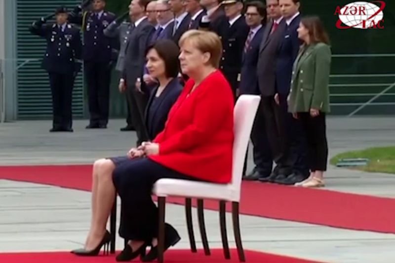 Angela Merkel ponownie siedziała w czasie hymnów narodowych.