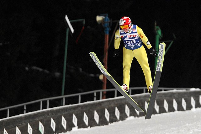 Kamil Stoch podczas wczorajszego treningu upadł podczas lądowania (zdjęcie przedstawia Stocha, ale nie feralny skok)