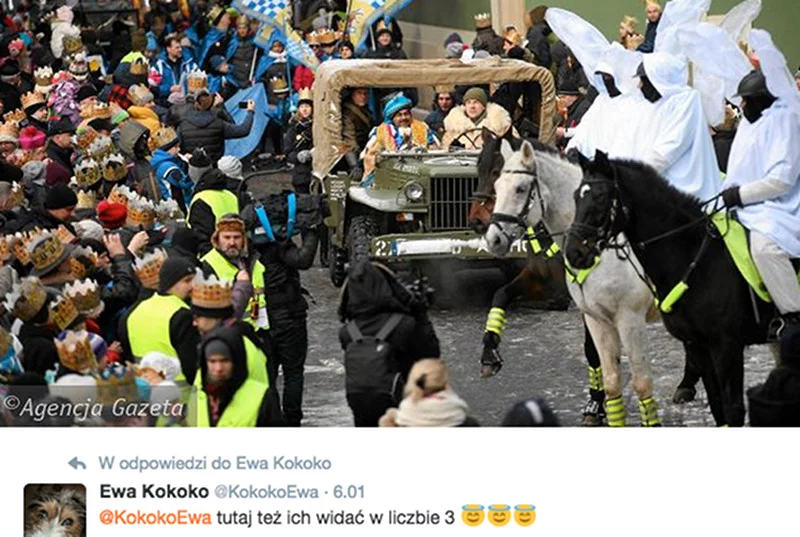 Trzej Królowie w samochodzie a na koniach policjanci.