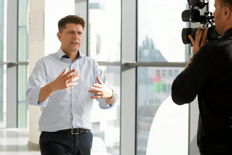 Zbigniew Stonoga wrzucił do sieci maile Ryszarda Petru i działaczy Nowoczesnej