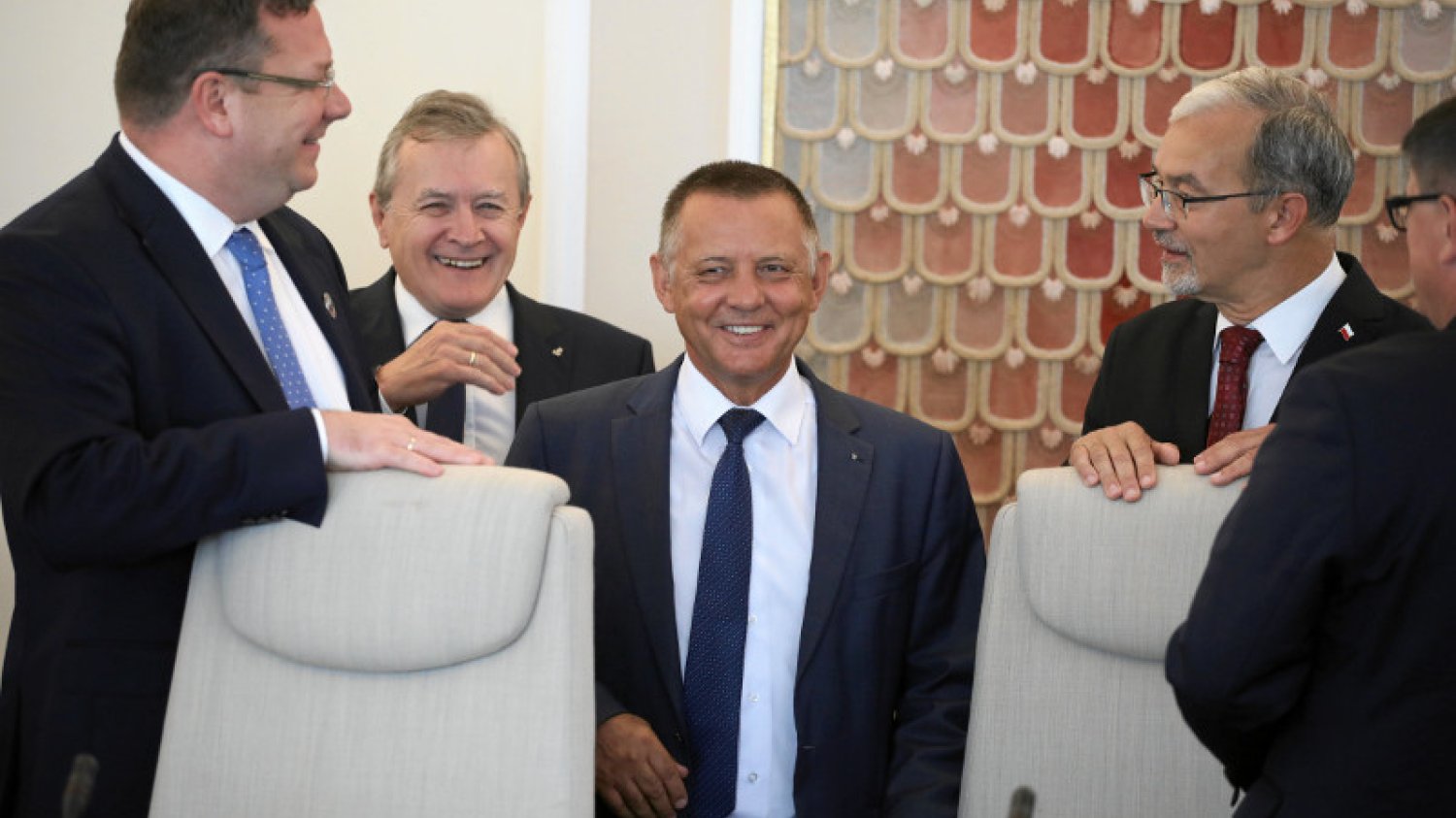 Prezes NIK Marian Banaś (w środku) będzie bohaterem najbliższego wydania "Superwizjera" TVN.