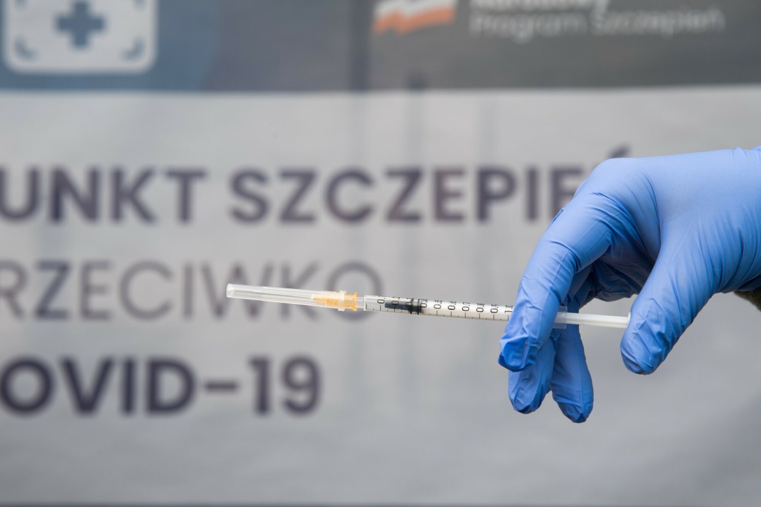 Trzecia dawka szczepionki firm BioNTech i Pfizer ma chronić przed wariantem Omikron.