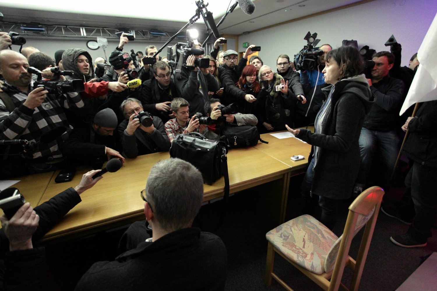 Demonstranci pod kierownictwem Ewy Stankiewicz i Grzegorza Brauna wdarli się do siedziby PKW i okupują salę konferencyjną.