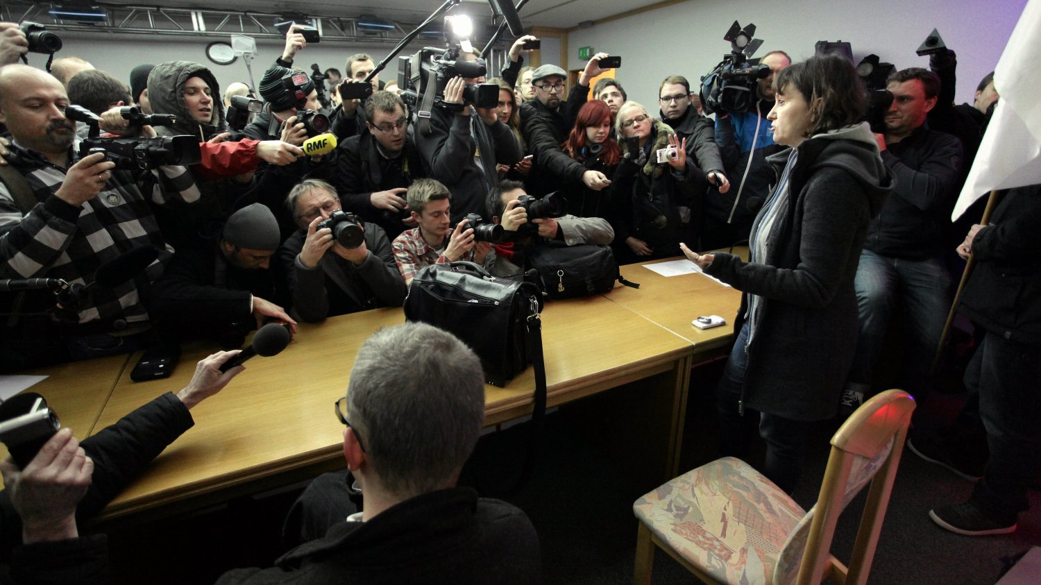 Demonstranci pod kierownictwem Ewy Stankiewicz i Grzegorza Brauna wdarli się do siedziby PKW i okupują salę konferencyjną.