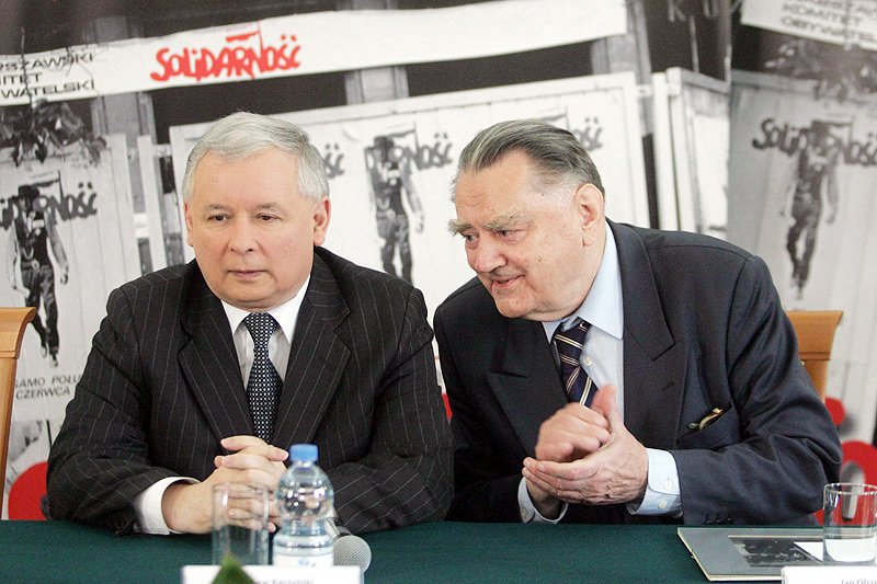 Były premier i autorytet polskiej prawicy Jan Olszewski w stanowczych słowach sugeruje prezesowi PiS Jarosławowi Kaczyńskiemu i wicepremier Beacie Szydło przeproszenie Polaków za aferę z nagrodami dla ministrów.