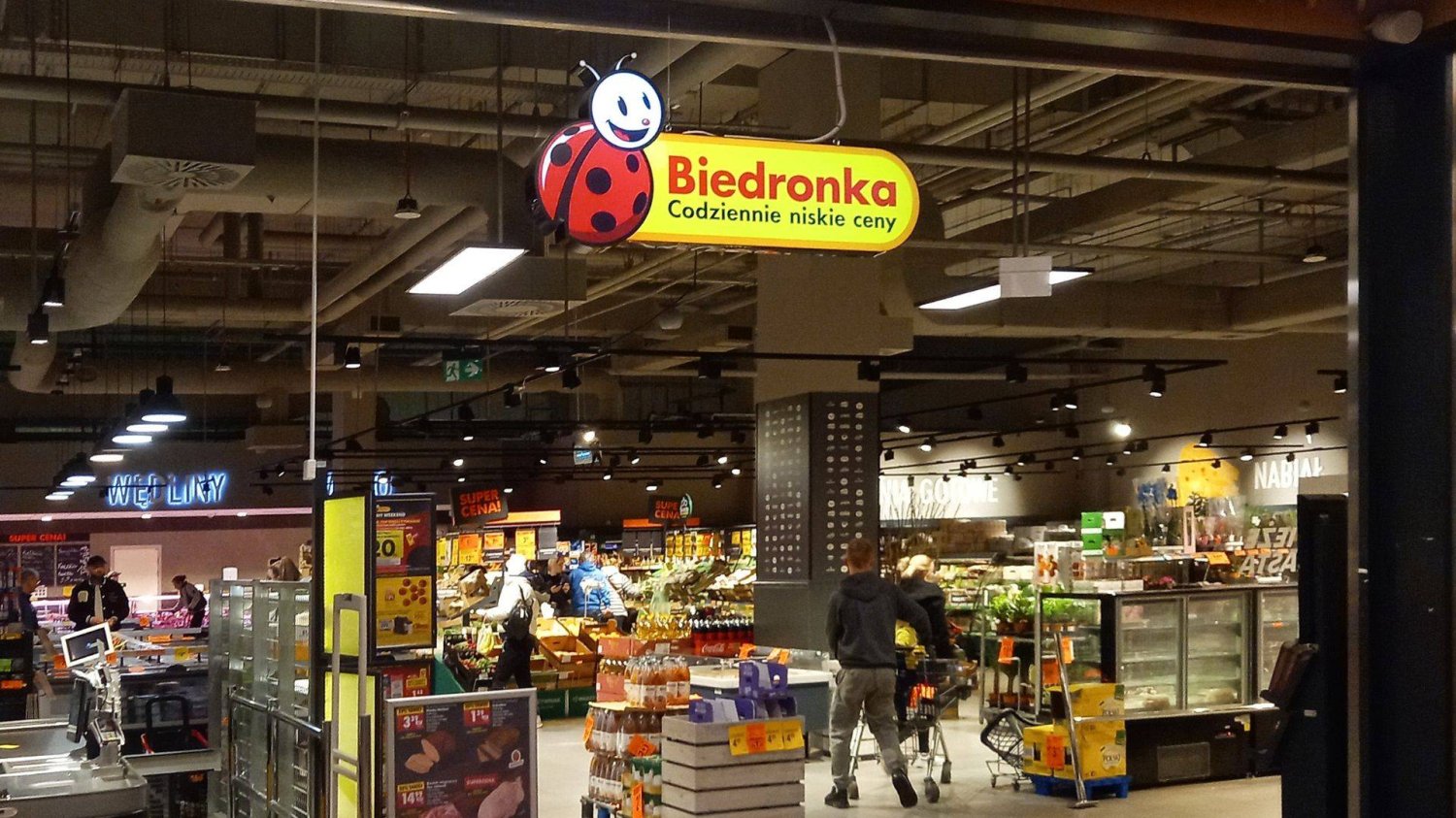 Kasa samoobsługowa w Biedronce zablokuje twoje zakupy. Oto błąd, którego należy unikać Wnętrze sklepu Biedronka