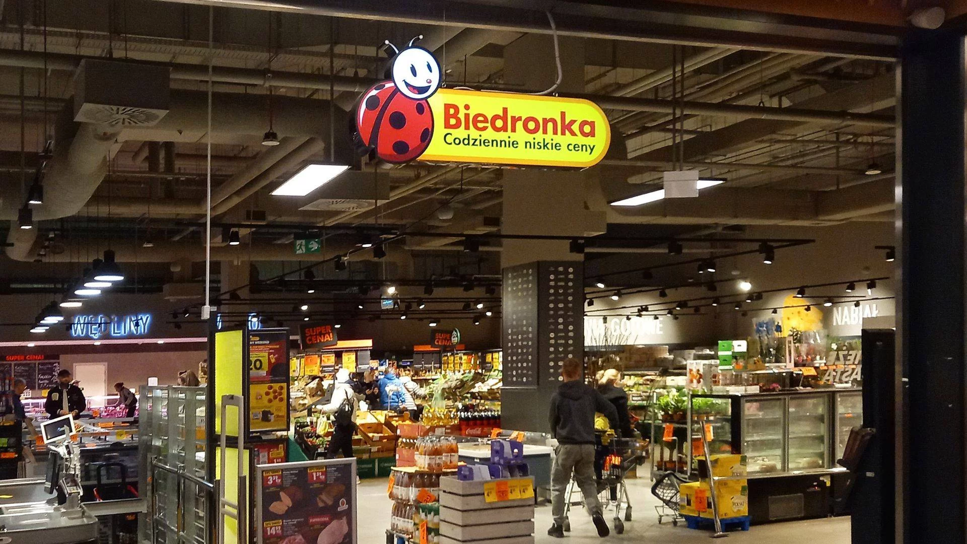 Wnętrze sklepu Biedronka