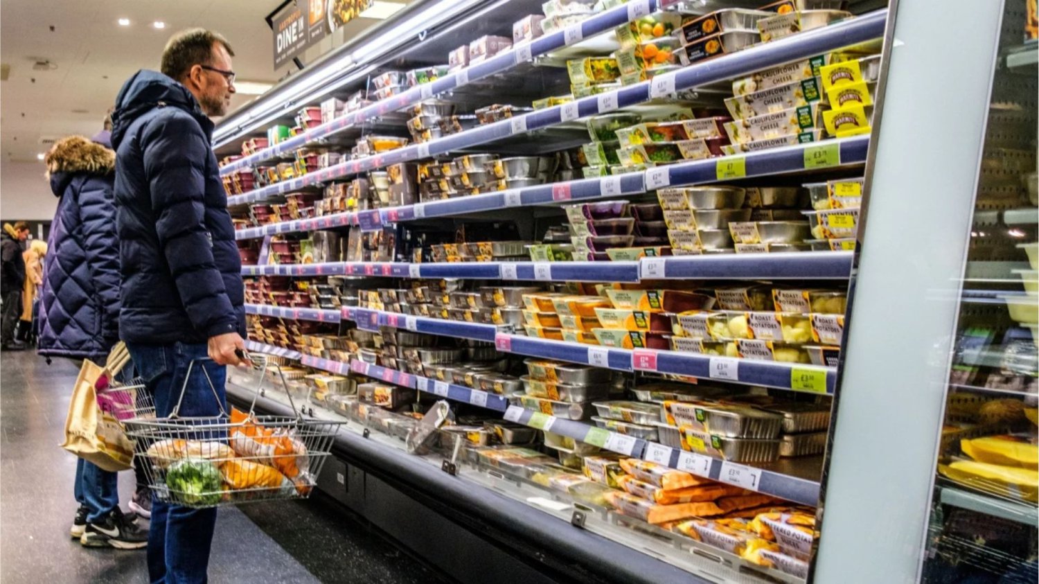 GIS wydał pilne ostrzeżenie. Koniecznie sprawdź, czy nie masz tego w lodówce Klienci w sklepie przy półce z produktami