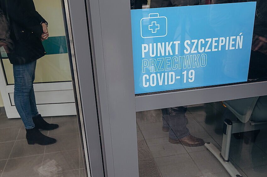 Kogo pozwać za skutki uboczne szczepionki na COVID-19? [PRAWNIK WYJAŚNIA] Szczepienia przeciwko SARS-CoV-2 w Polsce