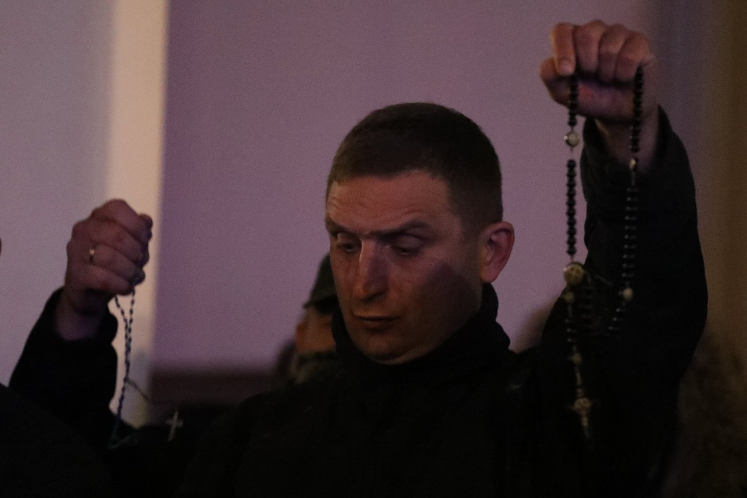 Różańce, własne ręce, sznury i gaz łzawiący – tak Robert Bąkiewicz opisał wyposażenie, z którym na ulice wychodzi skrajna prawica.