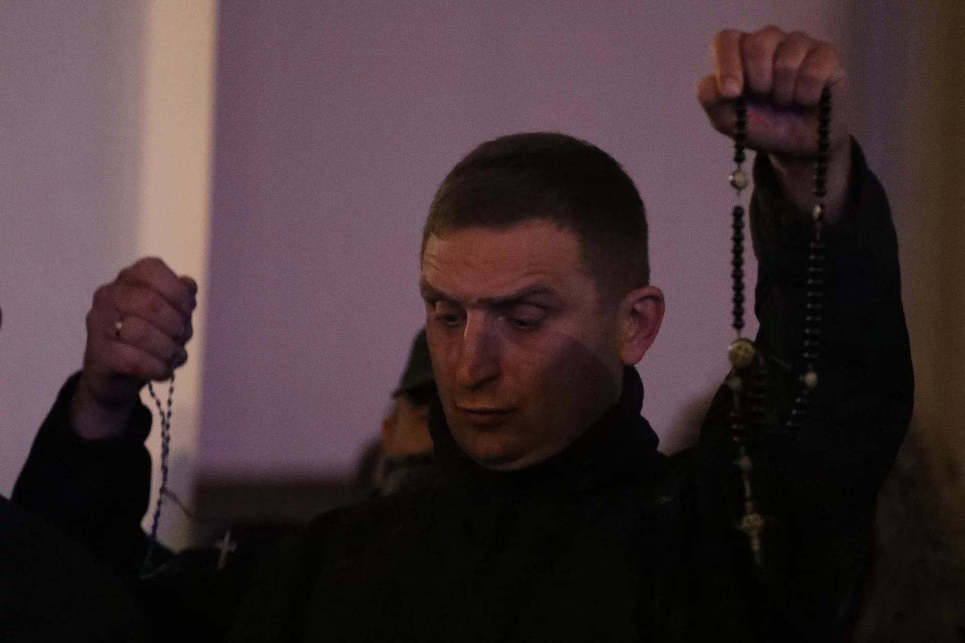 Różańce, własne ręce, sznury i gaz łzawiący – tak Robert Bąkiewicz opisał wyposażenie, z którym na ulice wychodzi skrajna prawica.