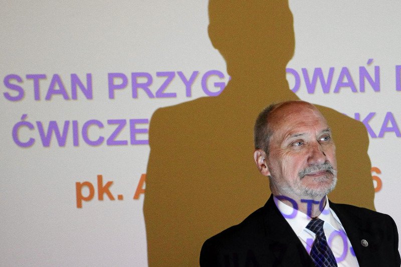 Szef MON Antoni Macierewicz staje się powoli cieniem swojej politycznej potęgi