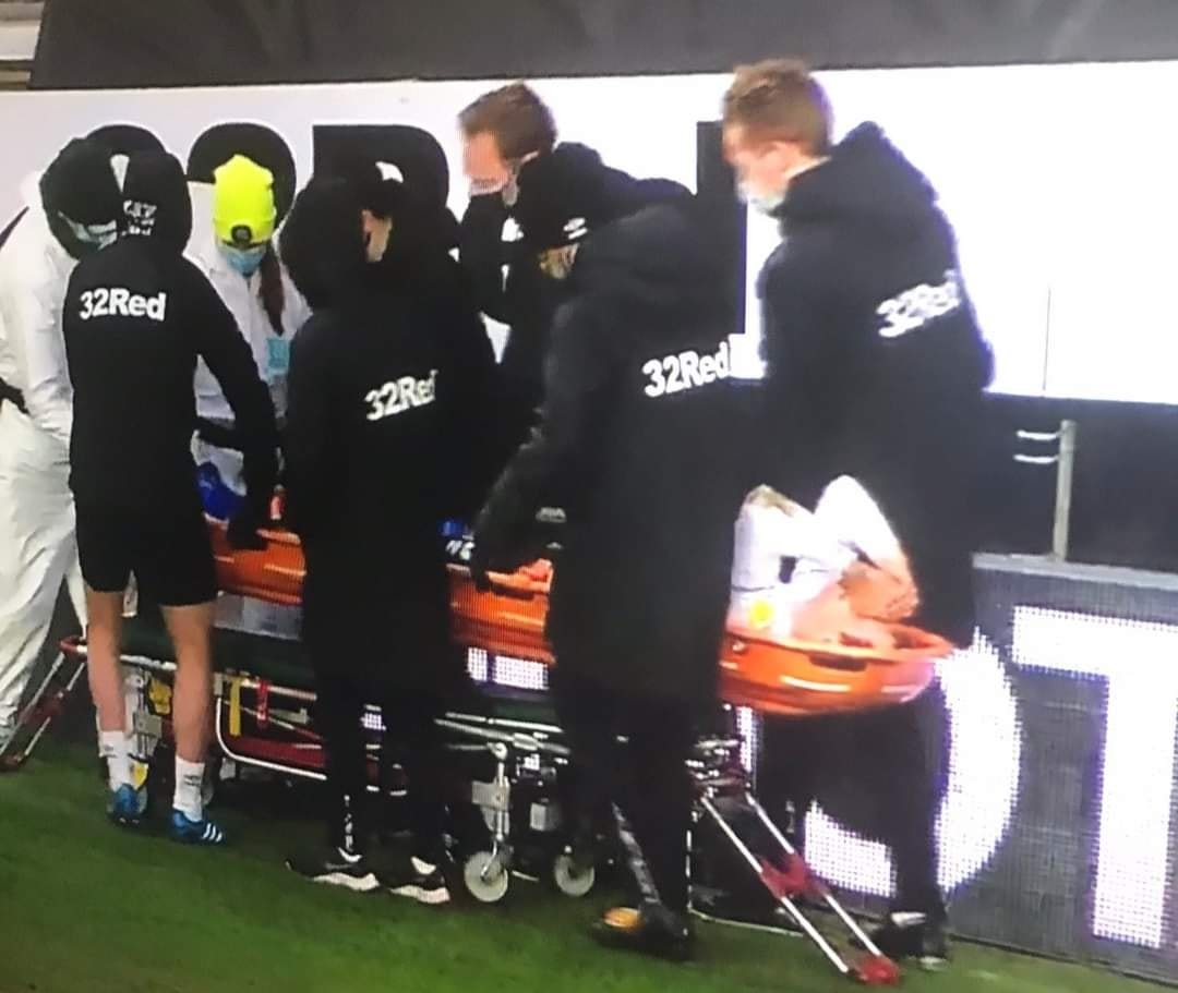 Krystian Bielik opuszcza boisko na noszach